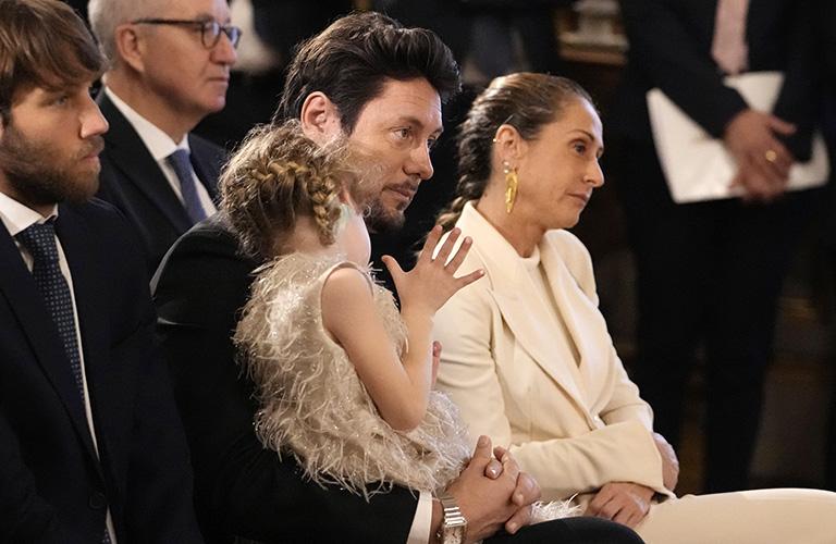 На фото: спутник Джорджи Мелони журналист Андреа Джамбруно с их дочерью Джиневрой