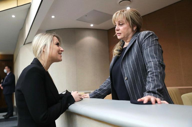 На фото: Яна Лантратова и Элла Памфилова на первом заседании Государственной Думы РФ восьмого созыва, 2021 год.