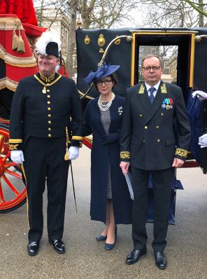 На фото: посол России в Соединенном Королевстве Великобритании и Северной Ирландии Андрей Келин (справа) перед вручением верительных грамот королеве Великобритании Елизавете II, 2020 год