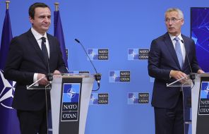 На фото: премьер-министр Косова Альбин Курти и генеральный секретарь НАТО Йенс Столтенберг (слева направо) во время совместной пресс-конференции в штаб-квартире альянса в Брюсселе