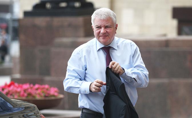 На фото: посол РФ во Франции и Княжестве Монако Алексей Мешков у входа в здание Министерства иностранных дел РФ перед началом совещания пос