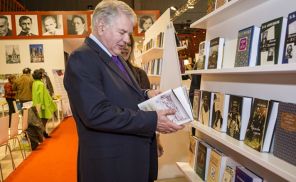 На фото: посол России во Франции Алексей Мешков на открытии Международного книжного салона в выставочном комплексе у Версальских ворот