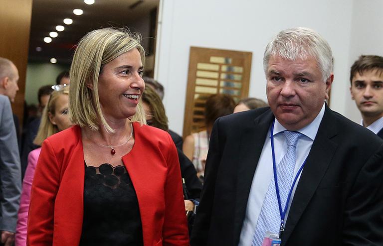 На офто: верховный представитель Европейского союза по иностранным делам и политике безопасности Федерика Могерини перед встречей с главой МИД РФ Сергеем Лавровым в штаб-квартире ООН. Справа - заместитель министра иностранных дел РФ Алексей Мешков