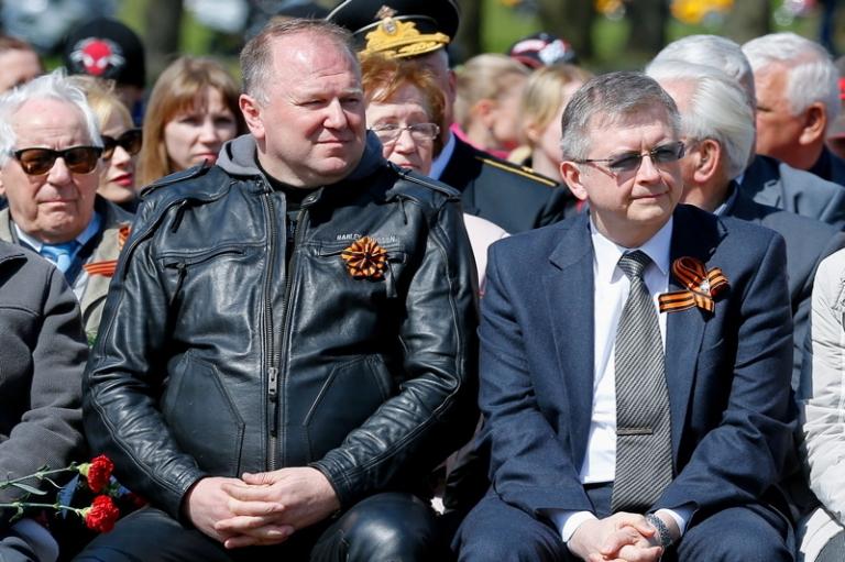 Польша. Бранево. 1 мая 2016. Губернатор Калининградской области Николай Цуканов и полномочный посол РФ в Польше Сергей Андреев (на фото слева направо на первом плане) на церемонии возложения цветов на самом большом в Европе мемориальном кладбище воинов Красной Армии, павших во время Второй мировой войны, 2016 год