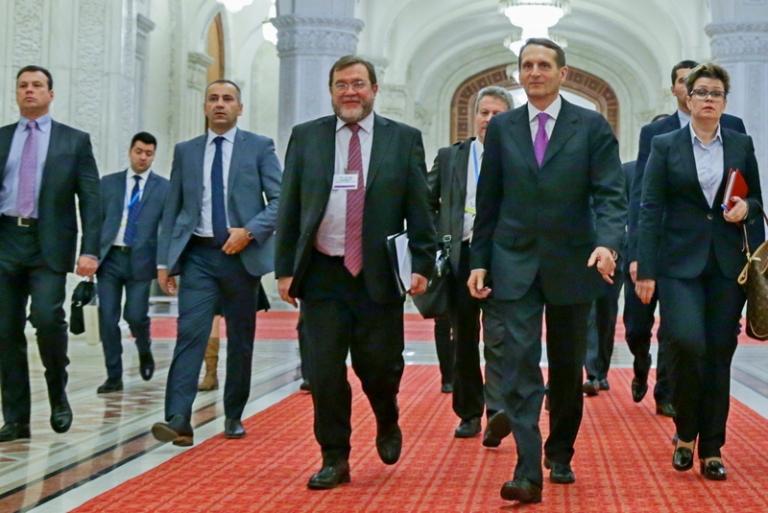 На фото: спикер Госдумы РФ Сергей Нарышкин (в центре) и чрезвычайный и полномочный посол России в Румынии Олег Мальгинов (третий справа) перед встречей с председателем Палаты депутатов Парламента Румынии Валериу Згоней, 2015 год