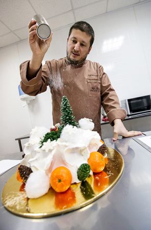 На фото: изготовление тортов от фешн-кондитера Р.Агзамова в преддверии Нового года.