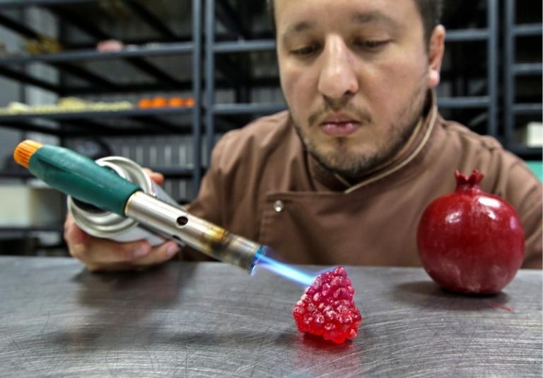 На фото: главный специалист, фэшн-кондитер "Фили-Бейкер" Ренат Агзамов в кондитерской "Фили Бейкер Премиум", 2015 год