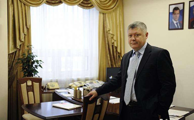 На фото: заместитель председателя Следственного Комитета при прокуратуре РФ Василий Пискарев в своем рабочем кабинете, 2010