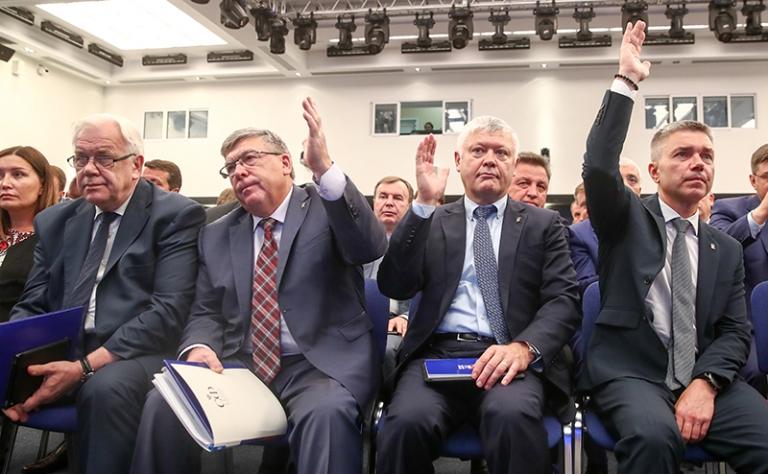 На фото: председатель комитета Госдумы РФ по безопасности и противодействию коррупции Василий Пискарев и члены комитета Госдумы РФ во время совместного заседания Генерального совета партии "Единая Россия" и Совета руководителей фракций "Единой России" в ЦИК партии