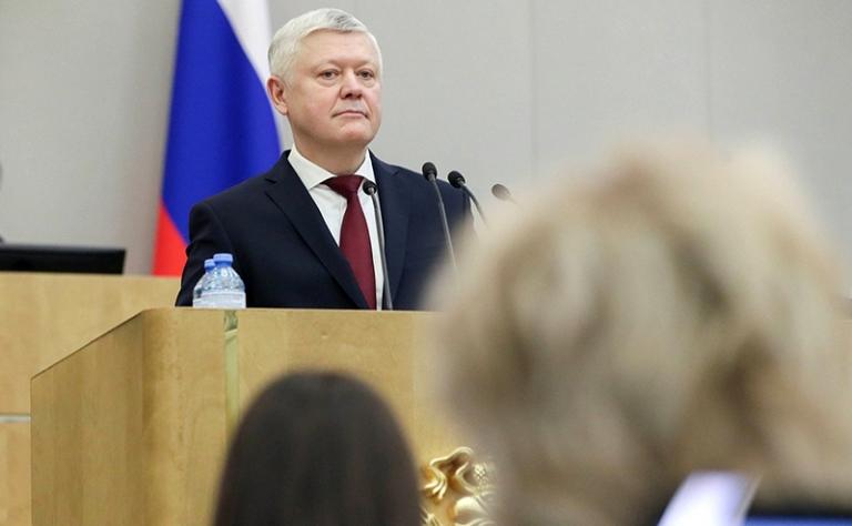 На фото: председатель Комитета по безопасности и противодействию коррупции Василий Пискарев на пленарном заседании Госдумы РФ по вопросам законопроекта о введении QR-кодов в общественных местах