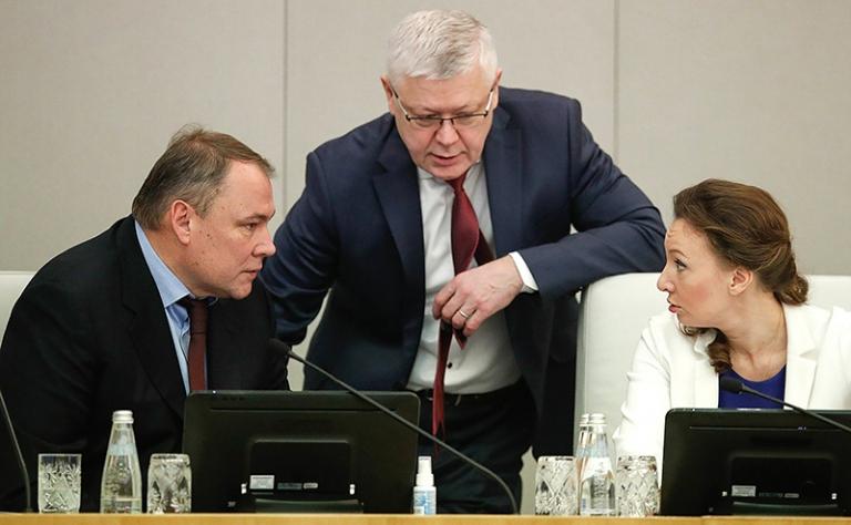 на фото: вице-спикер Госдумы РФ Петр Толстой, председатель комитета Госдумы РФ по безопасности и противодействию коррупции Василий Пискарев и вице-спикер Госдумы РФ Анна Кузнецова (слева направо) на пленарном заседании Государственной думы РФ, 2022