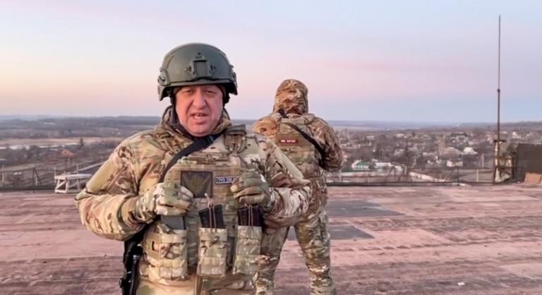 На фото: основатель ЧВК "Вагнер" Евгений Пригожин во время обращения к президенту Украины Владимиру Зеленскому с призывом предоставить старикам и детям возможность покинуть Артемовск