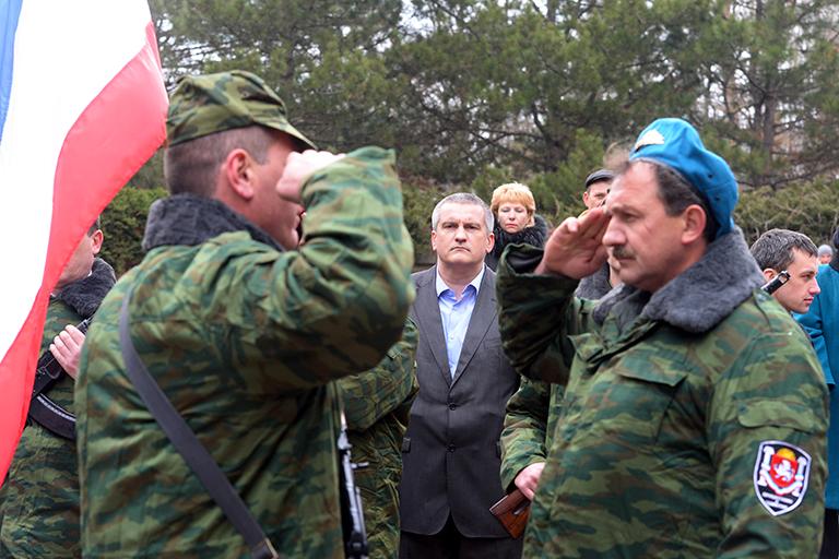 Председатель кабинета министров автономной республики Крым Сергей Аксенов (в центре) во время принесения присяги добровольцев первой роты на верность народу Крыма в парке имени Гагарина, 8 марта 2014 года