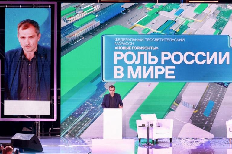 На фото: военно-политический блогер Юрий Подоляка во время выступления "Мир сегодня: Россия - Украина - Запад" в рамках работы секции "Новые горизонты. Роль России в мире" просветительского марафона "Новые горизонты&rdquo; Российского общества "Знание" в павильоне "Россия - моя история" на ВДНХ, 2022 год.