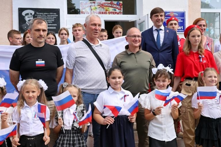 На фото: военно-политический блогер Юрий Подоляка, временно исполняющая обязанности губернатора Херсонской области Владимир Сальдо, первый заместитель руководителя Администрации президента РФ Сергей Кириенко и министр просвещения РФ Сергей Кравцов (слева направо на втором плане) во время проверки готовности школ Херсонской области к новому учебному году, 2023 год.