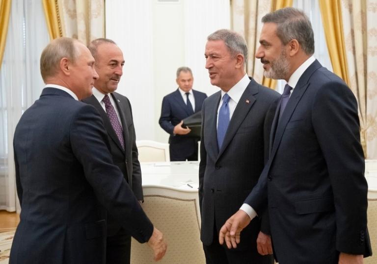 На фото: президент России Владимир Путин (слева), министр иностранных дел Турции Мевлют Чавушоглу (второй слева), министр обороны Турции Хулуси Акар (второй справа) и глава турецкой разведки Хакан Фидан в Кремле, 2018 год