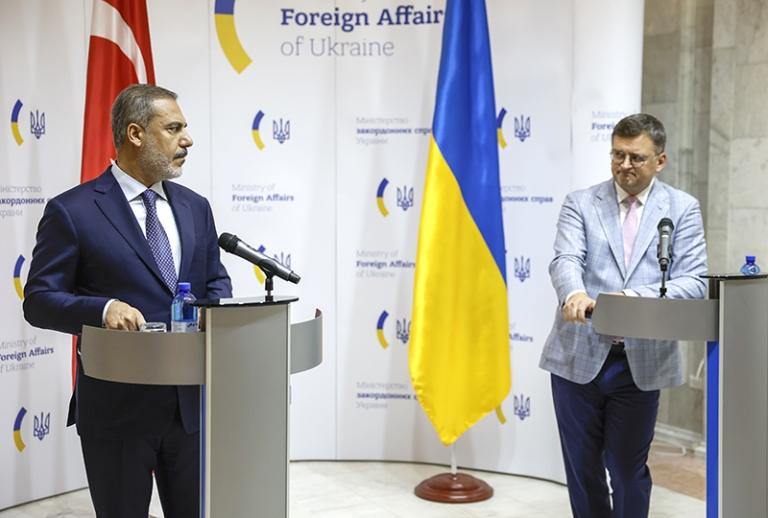 На фото: министр иностранных дел Украины Дмитрий Кулеба и министр иностранных дел Турции Хакан Фидан (справа налево) во время совместной пресс-конференции, 25 августа 2023 года.