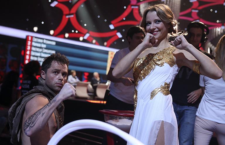 На фото: актер Виталий Гогунский и акробат Анастасия Погорелова на съемочной площадке проекта "Без страховки".