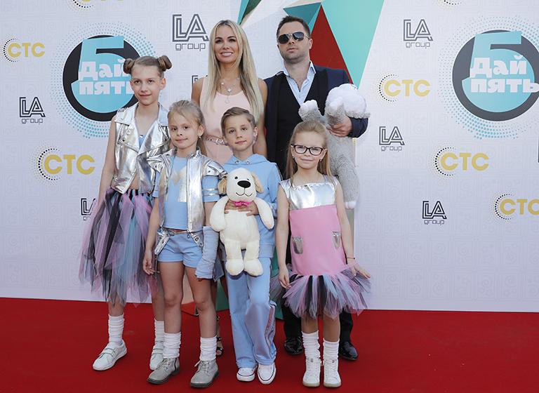 На фото: актер Виталий Гогунский и его супруга Ирина Маирко с детьми на церемонии награждения национальной телевизионной премии "Дай пять!" в Московском дворце молодежи, 2018.