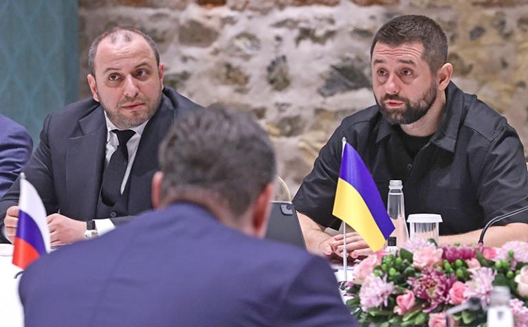 На фото: народный депутат Украины Рустем Умеров и руководитель фракции "Слуга народа" в Верховной раде Украины Давид Арахамия (слева направо) во время российско-украинских переговоров во дворце Долмабахче, Стамбул, Турция, 2022 года.