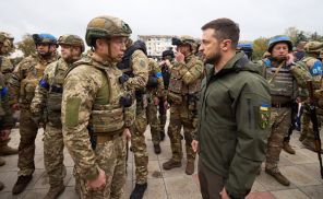 На фото: командующий Сухопутными войсками Вооружённых сил Украины Александр Сырский и президент Украины Владимир Зеленский (слева направо)