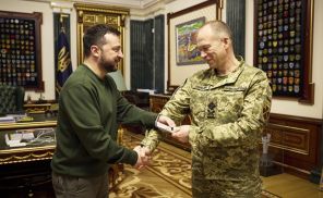 На фото: президент Украины Владимир Зеленский(слева) назначил командующего Сухопутными войсками Украины Александра Сырского главкомом ВСУ.