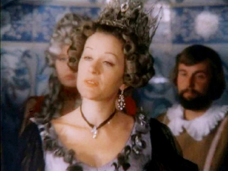 На фото: советская и российская актриса Валентина Талызина в роли королевы из фильма &laquo;Кольца Альманзора&raquo;, 1977 год.