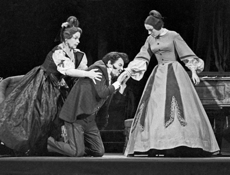 На фото: актеры Вера Петровна Марецкая (Москалева), Константин Константинович Михайлов (князь К.) и Валентина Илларионовна Талызина (Зинаида) (слева направо) в спектакле "Дядюшкин сон" по одноименной повести Федора Михайловича Достоевского в постановке Ирины Сергеевны Вульф в Государственном академическом театре имени Моссовета, 1965 год.