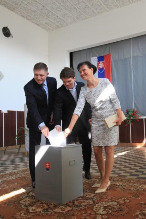 На фото: кандидат в президенты, премьер-министр Словакии Роберт Фицо (слева) и его жена голосуют на избирательном участке в регионе Нитра, Словакия, 2014 год.