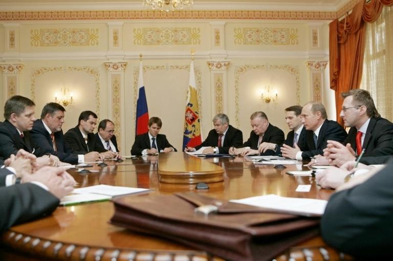 На фото: президент России Владимир Путин (второй справа) во время встречи в Ново-Огарево с премьер-министром Словакии Роберто Фицо (слева), 2007 год.