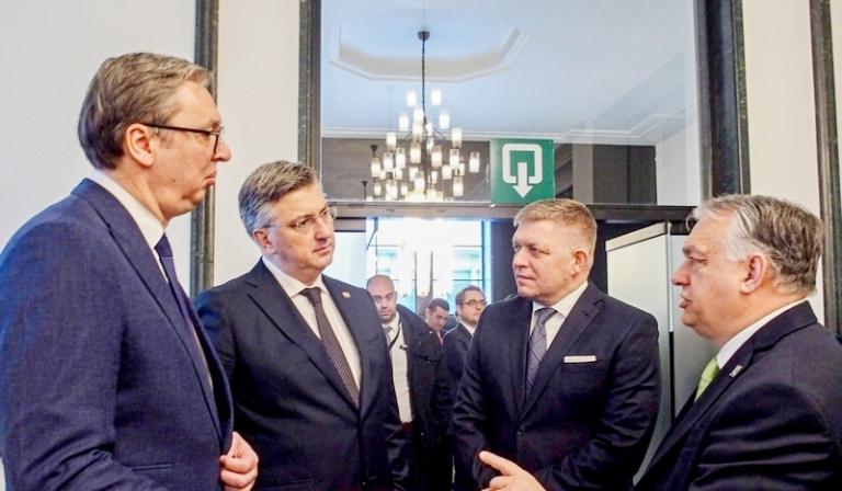 На фото: премьер-министр Венгрии Виктор Орбан, премьер-министр Польши Дональд Туск, премьер-министр Словакии Роберт Фицо и президент Сербии Александр Вучич во время приема перед саммитом, на котором собрались высокопоставленные чиновники и другие представители более 30 стран для обсуждения темы ядерной энергетики, 2024 год.