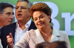 На фото: Дилма Руссефф (Фронт), кандидат в президенты от правящей Рабочей партии Бразилии (PT), выступает перед СМИ