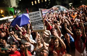 На фото: протестуют в поддержку правительства президента Дилмы Руссефф и в поддержку бывшего президента Луиса Инасиу Лулы да Силвы на проспекте Паулиста в Сан-Паулу, Бразилия, 2016