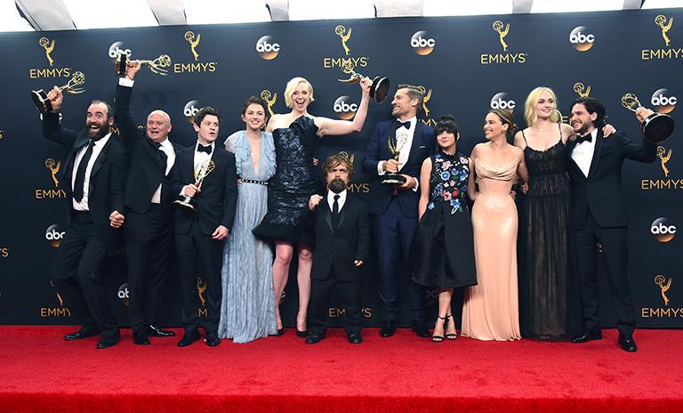 Рори Макканн, слева, Конлет Хилл, Иван Раон, Ханна Мюррей, Гвендолин Кристи, Питер Динкладж, Николай Костер-Валдау, Мэйси Уильямс, Эмилия Кларк, Софи Тернер и Кит Харингтон на церемонии вручения премии "Emmy", 2016 год