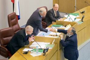 На фото: депутаты ГД Олег Морозов, Борис Грызлов, Александр Бабаков и Артур Чилингаров (слева направо) перед началом первого пленарного заседания весенней сессии, 2008 год