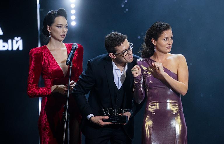 На фото: актриса Настасья Самбурская, актёр Никита Кологривый и актриса Рената Пиотровски на "ГОЛОСЕ. Главные лица" в Театре имени Пушкина в Москве