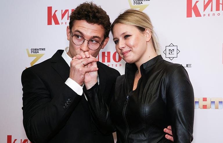 На фото: актёр Никита Кологривый и актриса Александрина Питиримова во время сбора гостей перед церемонией награждения лауреатов юбилейной 10-й премии "Событие года" журнала "Кинорепортер" 