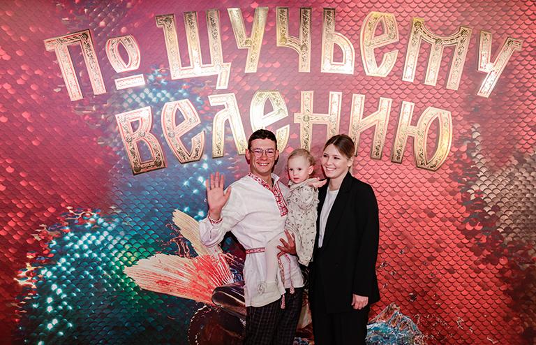 На фото: актёр Никита Кологривый, его супруга актриса Александрина Питиримова и дочь Есения на премьере фильма "По щучьему велению" режиссёра Александра Войтинского