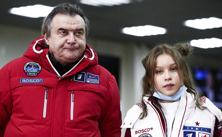 На фото: режиссёр Алексей Учитель и его с Юлией Пересильд дочь Анна во время ожидания прибытия членов съемочной группы фильма "Вызов" на аэродроме Чкаловский,17 октября 2021 