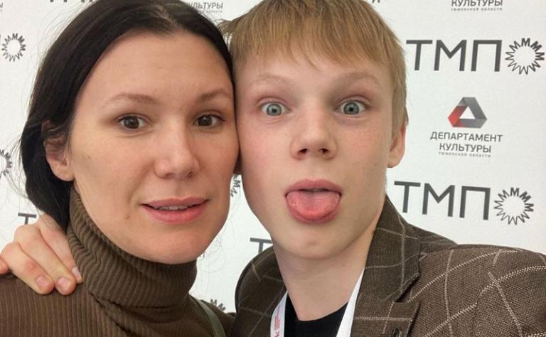 На фото: Ярослав Могильников с мамой