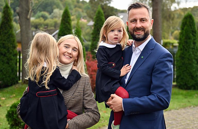 На фото: Владислав Косиняк-Камыш (справа), президент PSL и сопредседатель партии "Тшеция Дрога", замечен по пути на избирательный участок со своей женой Паулиной и дочерьми