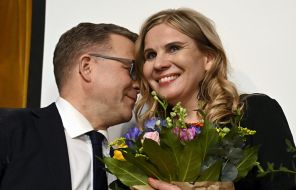 На фото: председатель Национальной коалиции Петтери Орпо со своей женой Нииной Канниайнен-Орпо