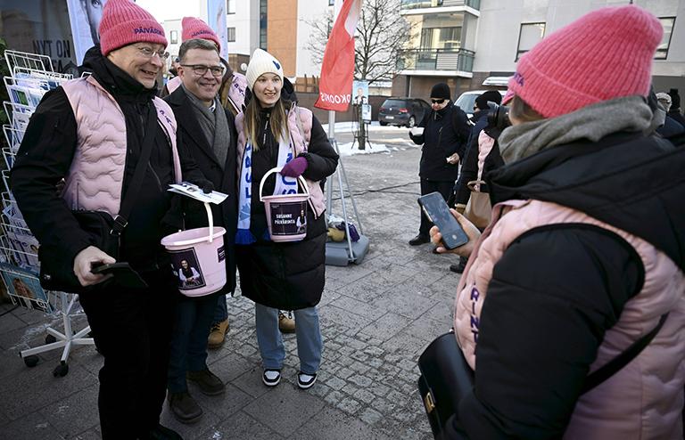 На фото: председатель Национальной коалиционной партии Петтери Орпо позирует с работниками предвыборного штаба во время предвыборной кампании