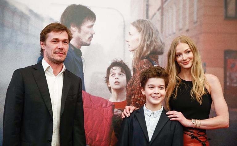 На фото: актёры Артём Быстров, Кай Гетц и Светлана Ходченкова (слева направо) на премьере фильма "Скажи ей" режиссёра Александра Молочникова