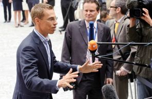 На фото: Александр Стубб во время беседы с прессой, 2010 год.