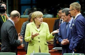 На фото: канцлер Германии Ангела Меркель (в центре) во время разговора с президентом Румынии Траяном Бэсеску (слева), премьер-министром Финляндии Александром Стуббом (справа) и президентом Кипра Никосом Анастасиадисом (второй справа) во время саммита ЕС в здании Европейского совета в Брюсселе, 2014 год.