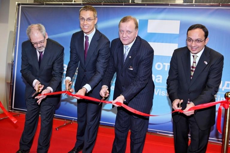 На фото: генеральный консул Финляндии в Санкт-Петербурге Олли Перхеэнтупа (крайний слева), министр иностранных дел Финляндии Александр Стубб (второй слева), руководитель проекта по СНГ VFS Global Сринараян Санкаран (справа) на церемонии открытия новый Визовый центр Финляндии в городе на Неве, 2011 год.