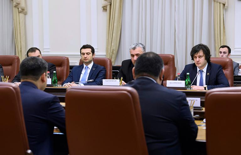 На фото: председатель Парламента Грузии Ираклий Кобахидзе (справа) принимает участие во встрече с премьер-министром Украины Владимиром Гройсманом в Киеве, столице Украины, 2018