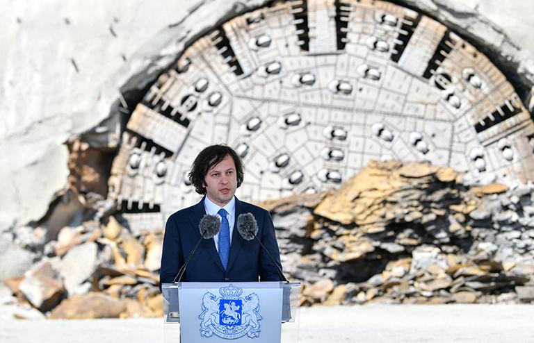 На фото: премьер-министр Грузии Ираклий Кобахидзе выступил во время церемонии, посвященной завершению строительства крупного туннеля на участке дороги Квешети-Коби в Квешети, Грузия