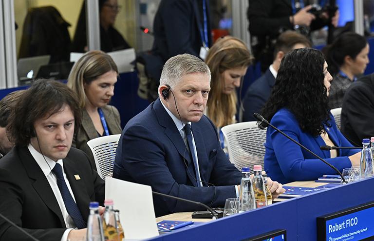 На фото: премьер-министр Грузии Ираклий Кобахидзе и премьер-министр Словакии Роберт Фицо (слева направо) на саммите Европейского политического сообщества